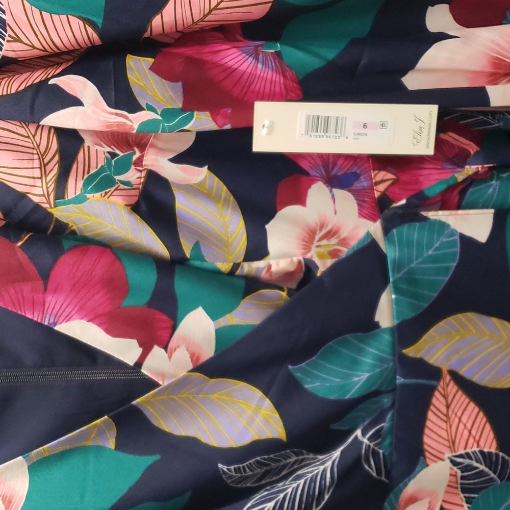 Floral Faux Wrap Dress - Picture 6 of 8